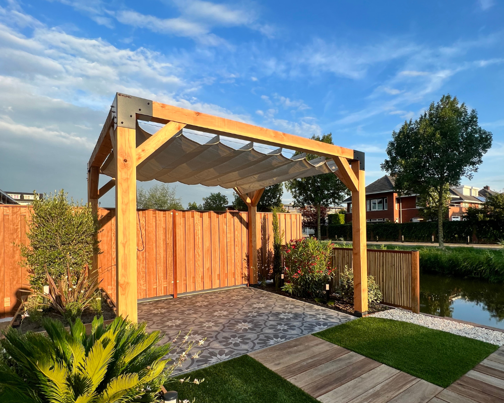 Douglas houten pergola met zwart stalen verbindingsstukken en schaduwdoek in moderne tuin. Overkapping met robuuste constructie, ideaal als zonwering en sfeervolle buitenruimte. Perfecte oplossing voor tuinliefhebbers die schaduw en stijl willen combineren.