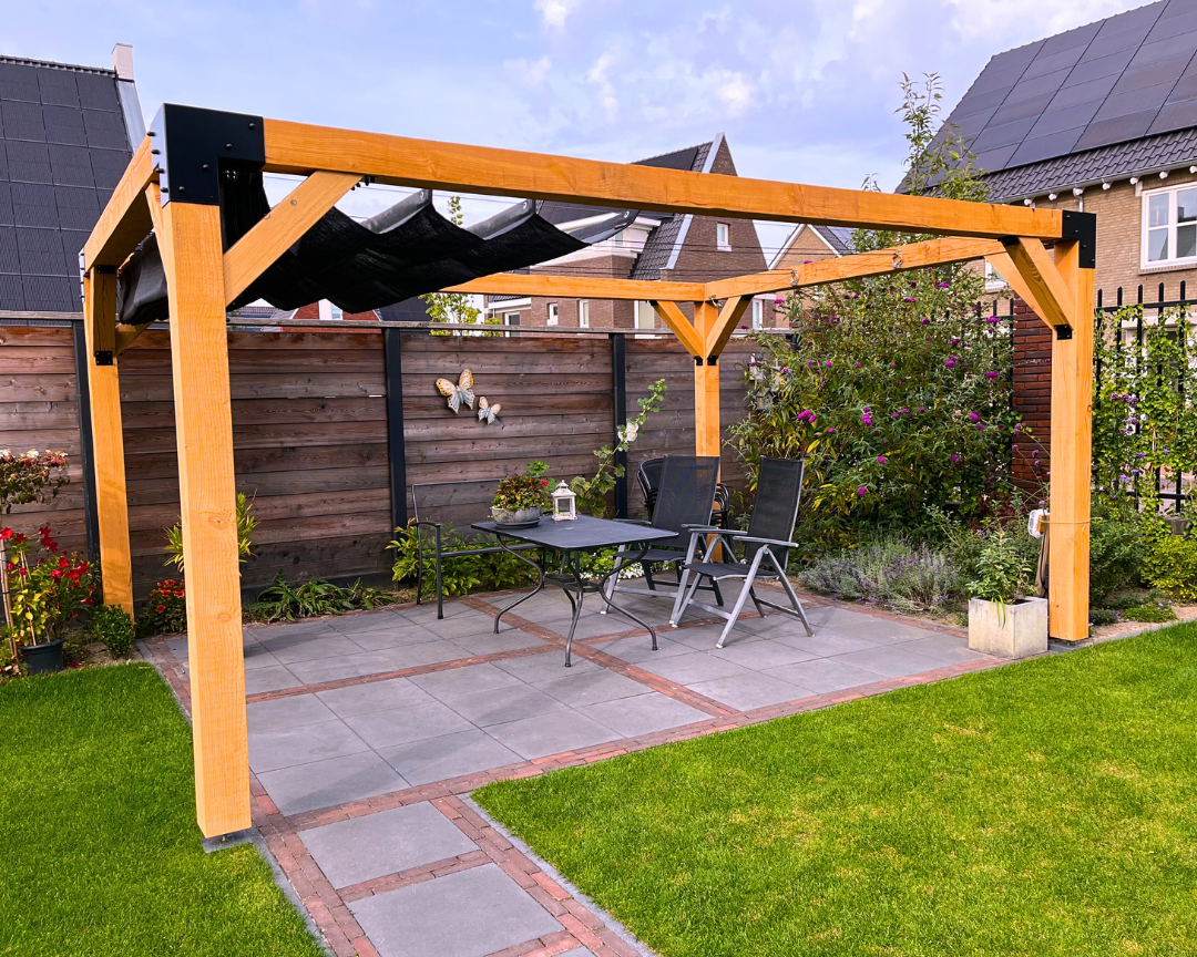 Vrijstaande houten pergola van Douglas hout (330x330 cm) met zwart harmonicadoek. Stijlvolle en duurzame terrasoverkapping met stevige metalen koppelstukken.