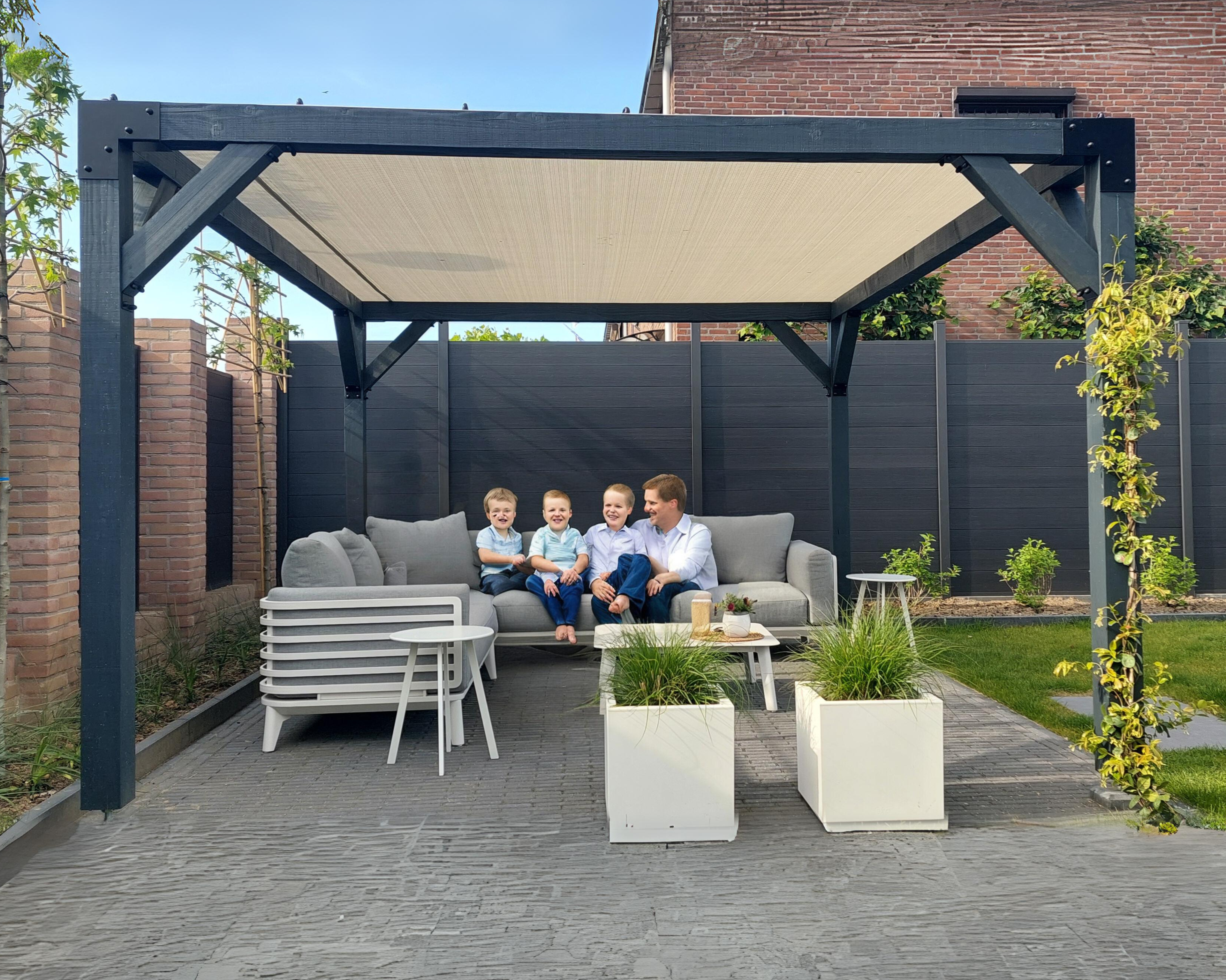 zwarte houten pergola (15x15 cm) met schaduwdoek. Compleet pergola bouwpakket van Rijpex, perfect voor een stijlvolle en comfortabele loungeplek in de tuin