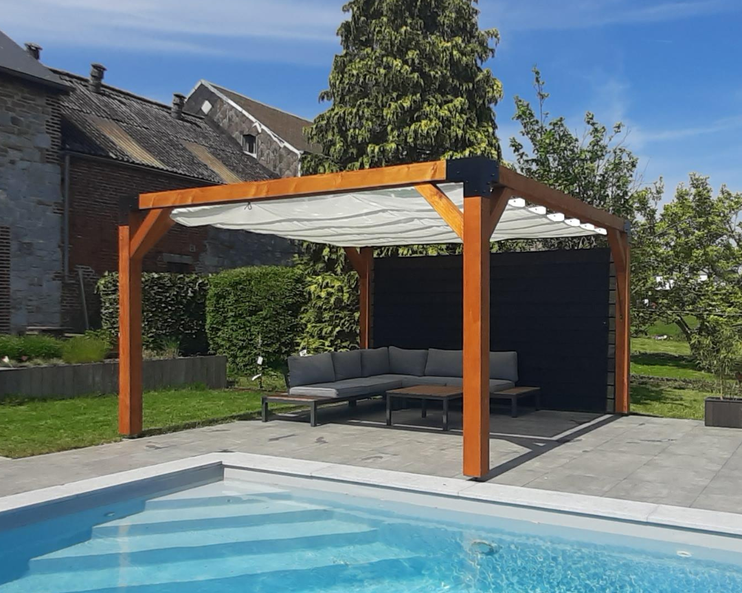 Luxe vrijstaande houten pergola met wit harmonicadoek bij een zwembad. Gemaakt van Douglas hout en voorzien van stevige metalen koppelstukken voor een stijlvolle en functionele terrasoverkapping